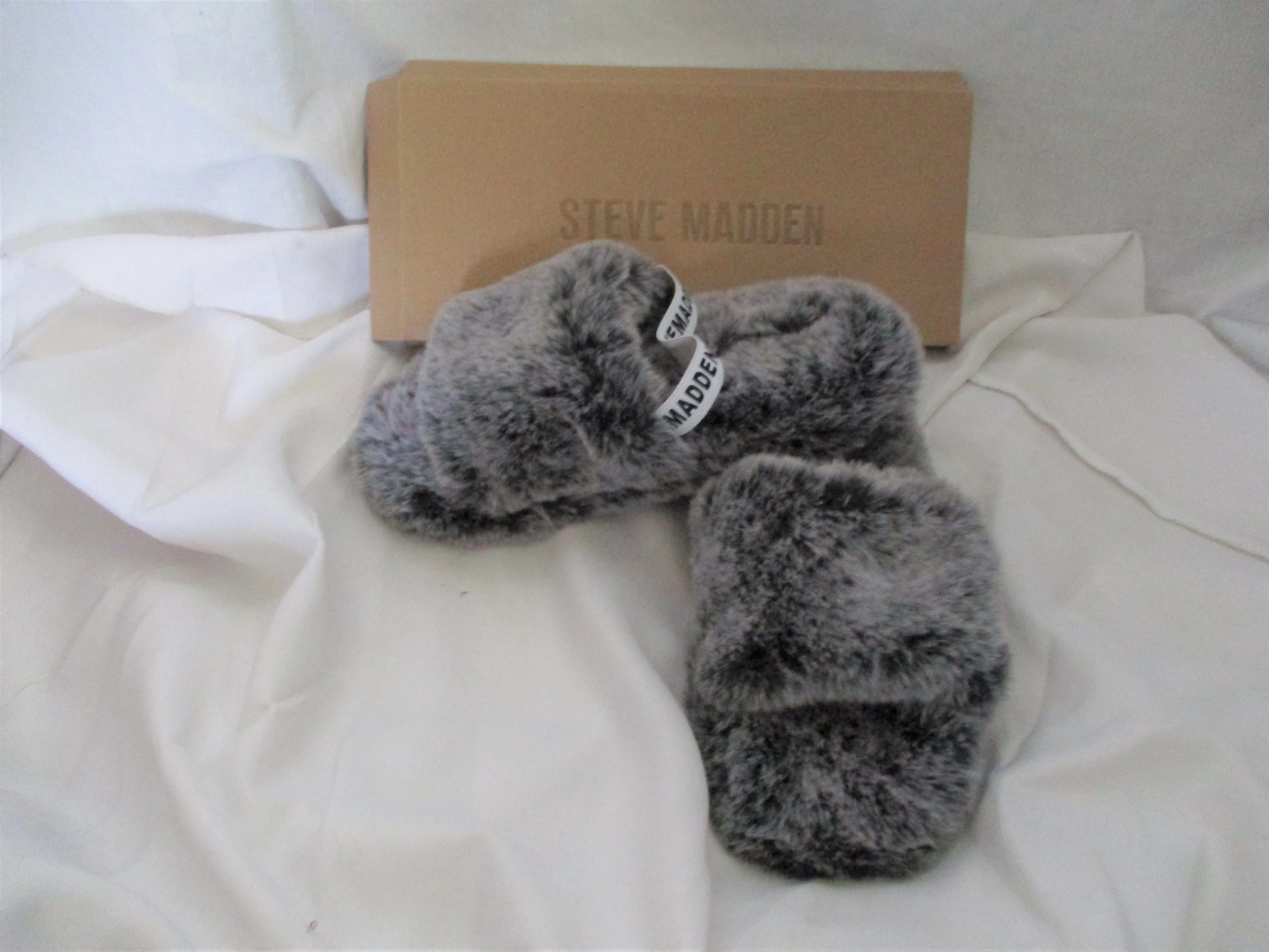 NEW STEVE MADDEN Plush Faux Fur Knit Slippers Slides L GRAY